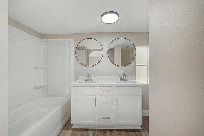 Building Photo - 512 W Bach Dr