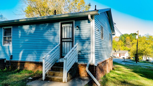 Building Photo - 2 Bedroom, 1 Bathroom Duplex