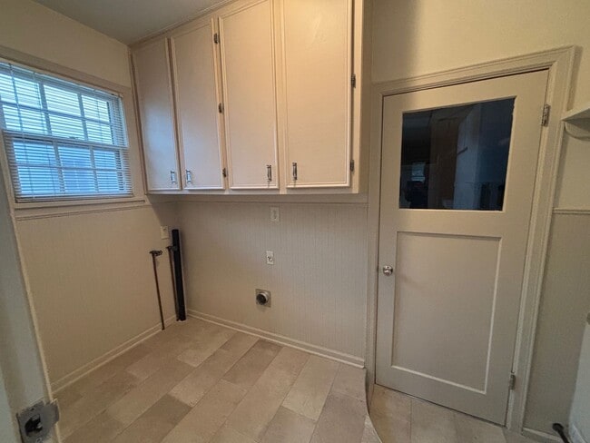 Building Photo - 2 bedroom 1 bath home with 1 car garage! Available to Rent or Rent to Own!