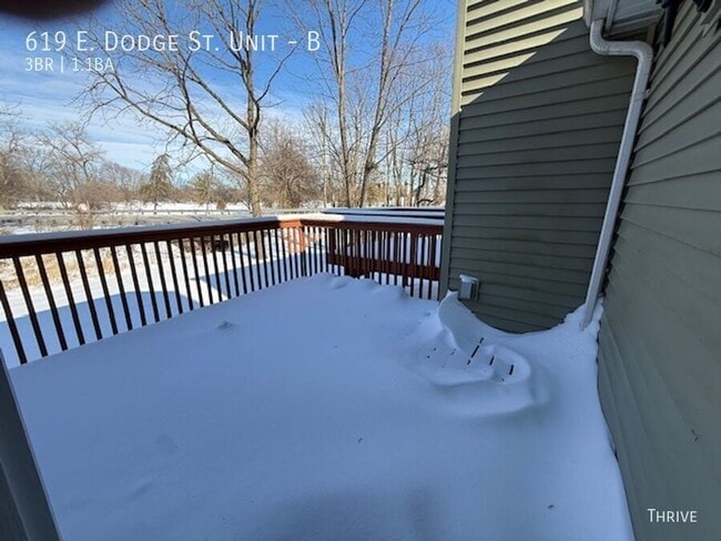 Building Photo - 619 E Dodge St