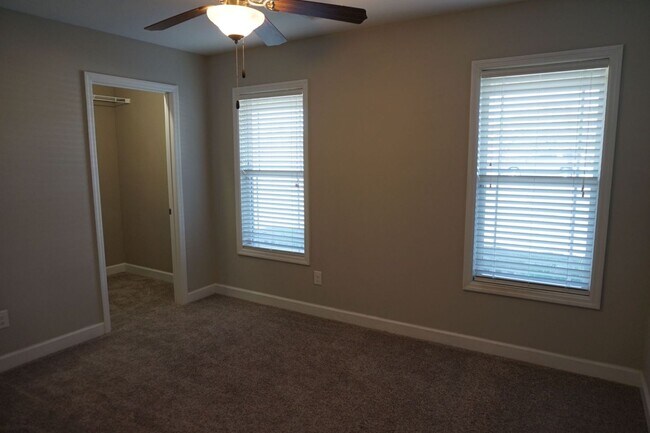 Building Photo - 3 Bedroom 2 Full bathrooms w/ Bonus room in Richlands!