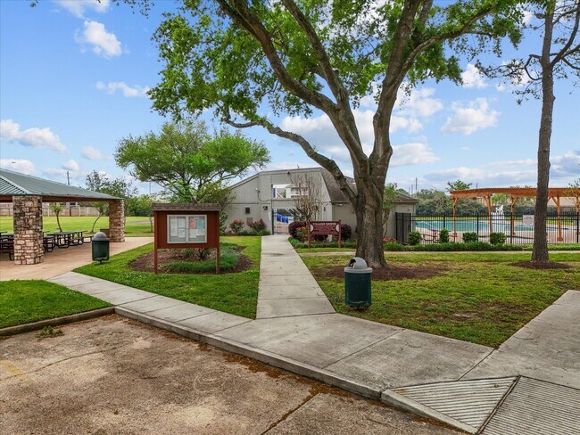 Building Photo - 4214 Fernside Dr