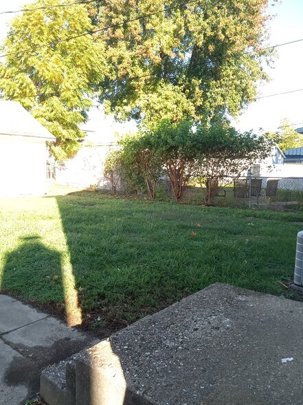 Shared backyard - 2815 Kingston Ave