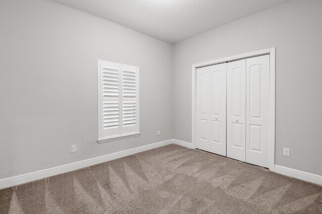 Building Photo - "Charming St. Petersburg Home: 3 Beds, 2 Baths, 1720 Sq. Ft. of Comfort!"