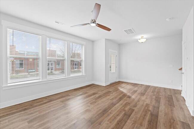 Building Photo - Lake Access End-Unit Townhome | Walk to Downtown Davidson | 3BR + Guest Suite