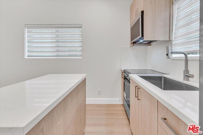 Building Photo - 6917 Encino Ave