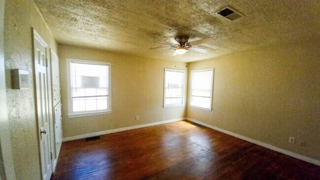 Building Photo - $0 First Month's Rent / $0 Deposit at Move-in