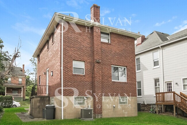 Building Photo - Cheerful and Welcoming Home for You!