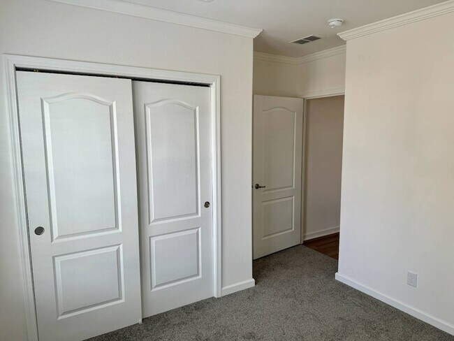 Building Photo - 1283 Jamestown Dr