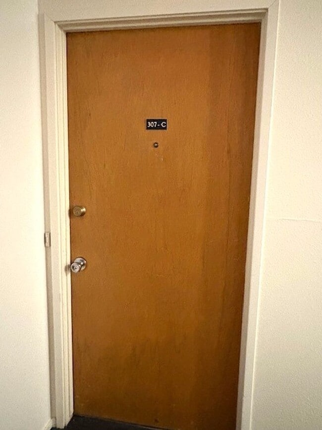 Building Photo - 1 Bedroom Condo Located near UofU!