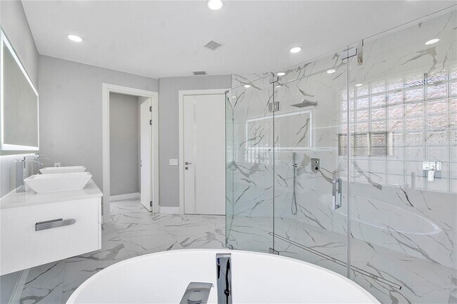 Building Photo - 410 Sabal Way