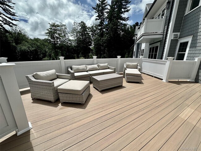 Building Photo - 585 Main St