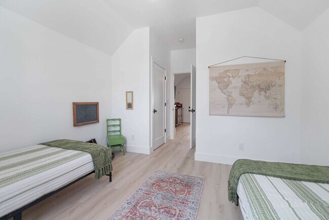 Building Photo - 30 W Castillo Dr