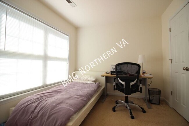 Building Photo - 2304 N Greenbrier Ct