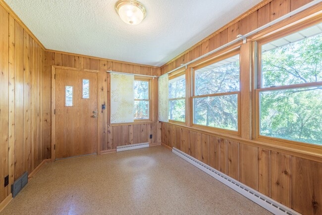 Building Photo - Must see home in mendota heights, huge lot...