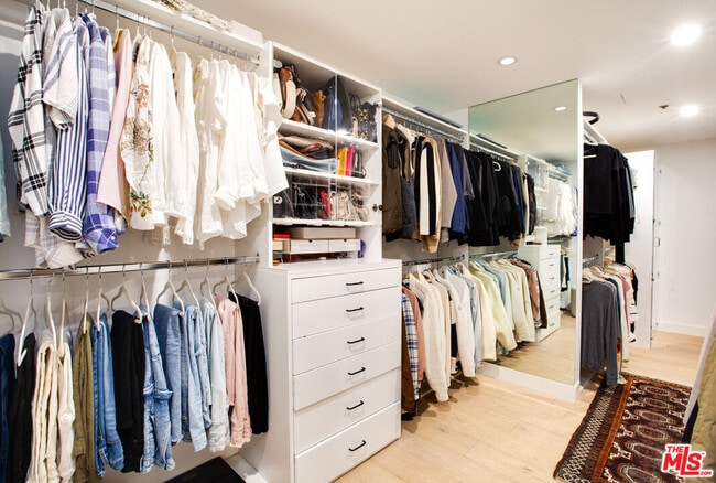 Building Photo - 10520 Wilshire Blvd