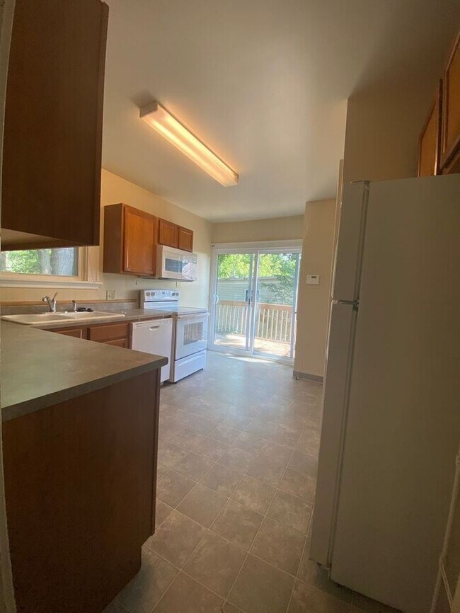 Building Photo - $2,200 | 3 Bedroom, 1.5 Bathroom House | P...