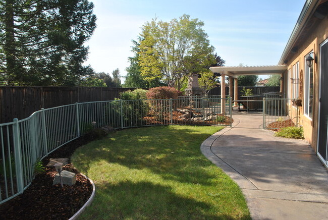 Building Photo - Gorgeous 4 Bedroom Home in the Stonebriar ...