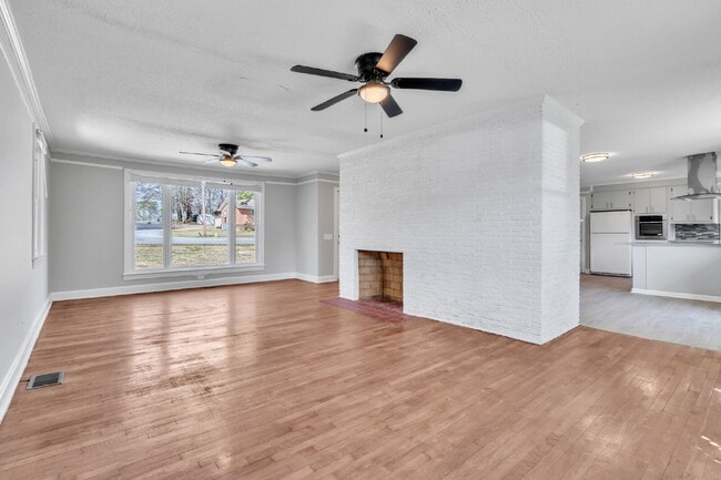 Building Photo - 3BR/2BA in Prime Taylors Location! Minutes From Everyday Conveniences! $1895/mo rent