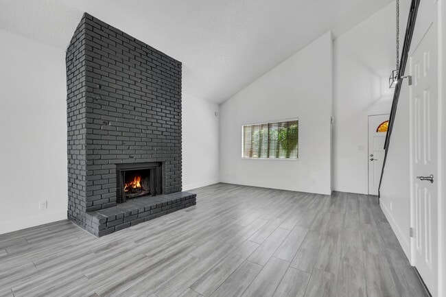 Building Photo - Beautiful home in central location