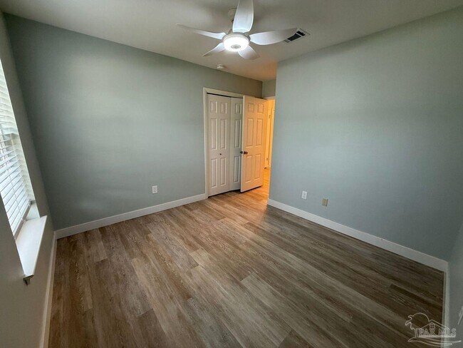 Building Photo - 420 Dolphin St