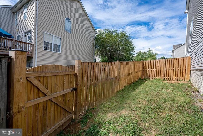 Building Photo - 451 Ginkgo Terrace NE