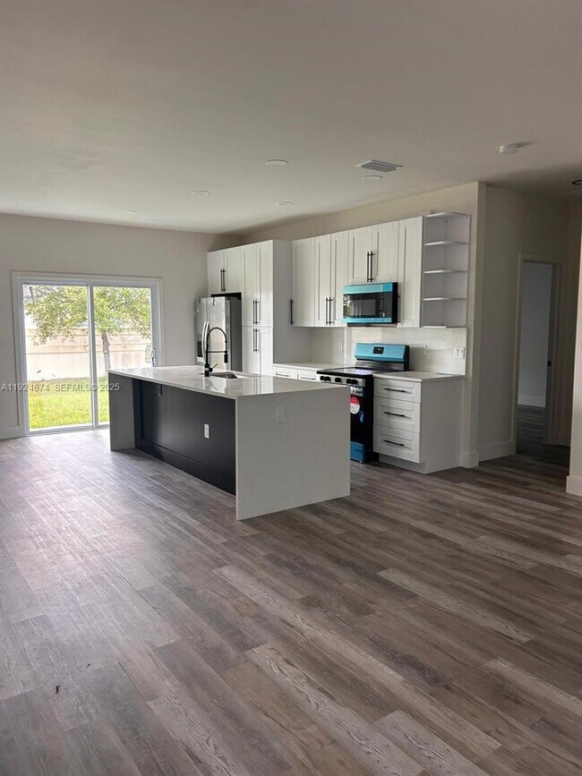 Building Photo - 710 Bedford Point Ave