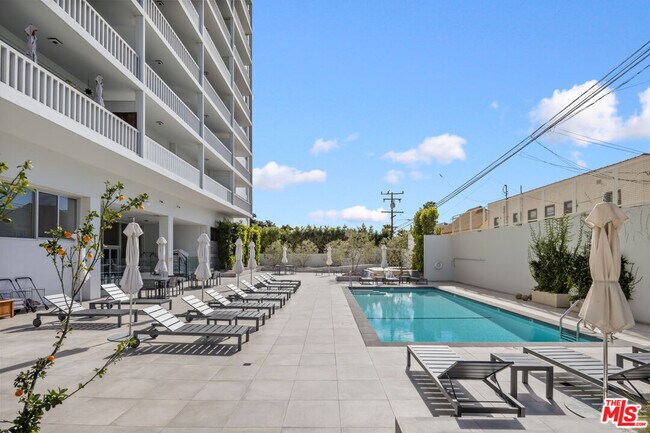 Building Photo - 999 N Doheny Dr