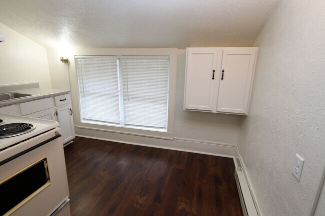 Building Photo - 1601-B