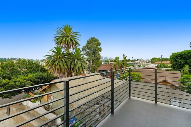 Building Photo - 5 Bedroom / 4 bathroom Fully Detached Townhouse in Echo Park with Private Garage