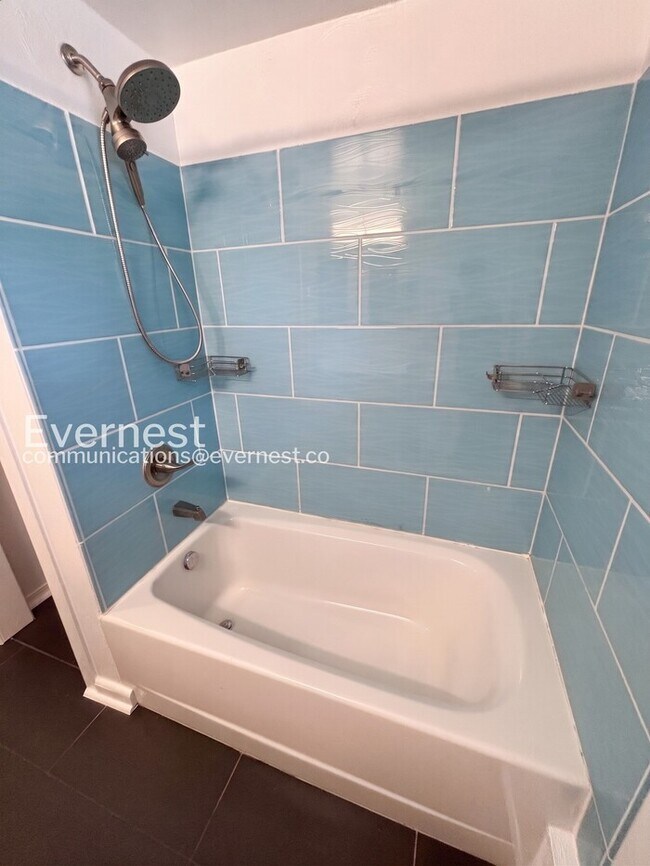 Building Photo - 4bed/2bath single family home in Denver with fenced yard/ Available now!