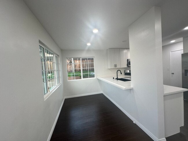 Building Photo - Beautifully Renovated 3-Bed, 2-Bath Home with Pool in Prime Location