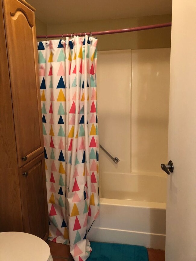 Building Photo - Lovely home with all the comforts of home. Short or Long term furnished term furnished or unfurni...