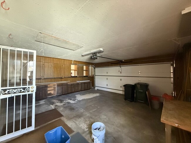 Building Photo - Spacious home right on the goldfcourse