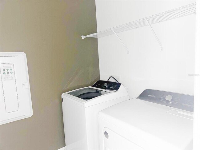 Building Photo - 1889 Summer Serenity Dr