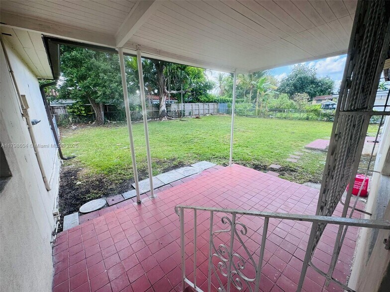 Building Photo - 311 SW 49th Ave