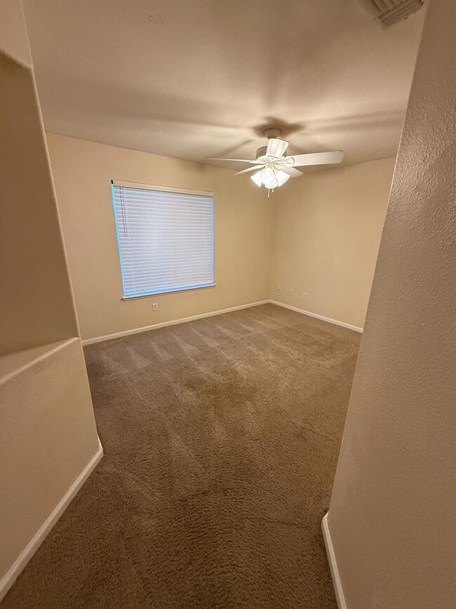 Building Photo - 5731 N Tracy Ave