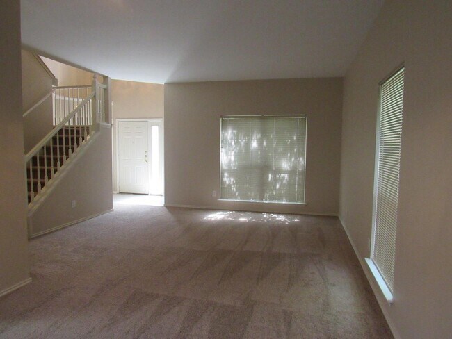 Building Photo - 3 - BEDROOM IN KNOLLCREEK