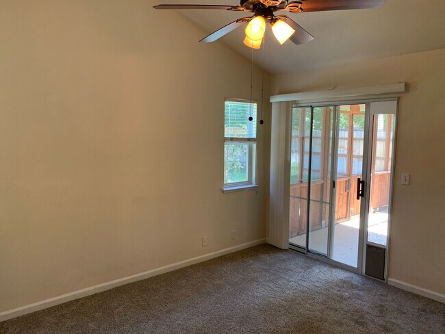 Building Photo - Updated 3 bedroom 2 bathroom close to Meriam Park!