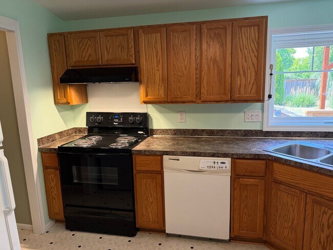 Building Photo - 3-bedroom 2 bath house in Springfield!