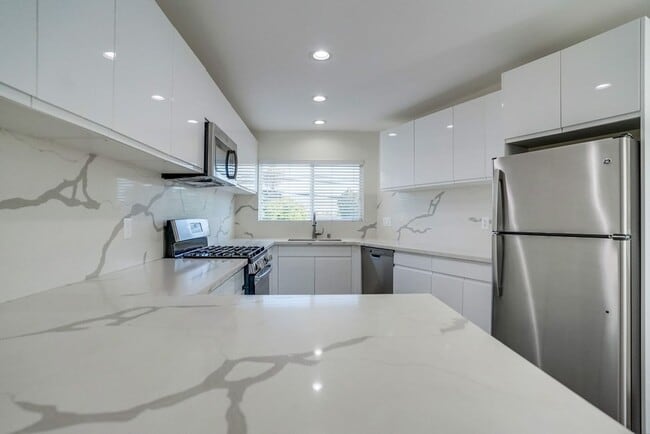 Building Photo - 715 N Marlborough Ave