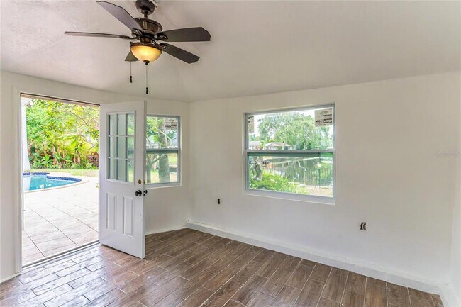 Building Photo - 3225 E Rosery Rd