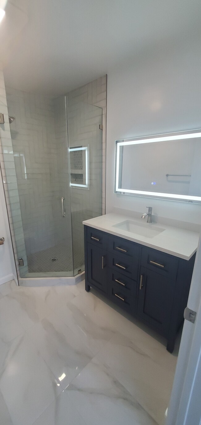 Bedroom 1 en suite - 11507 Moorpark St