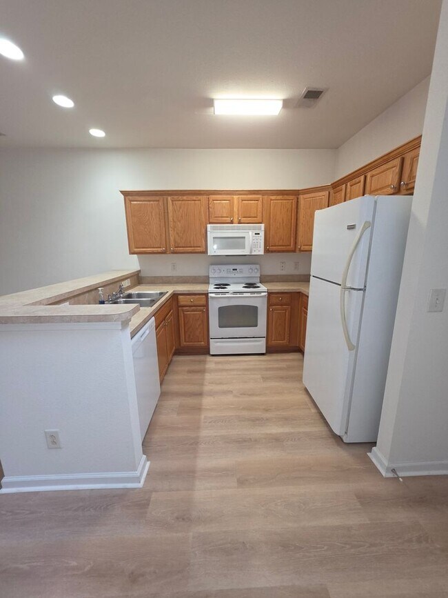 Building Photo - Townhome In Park West