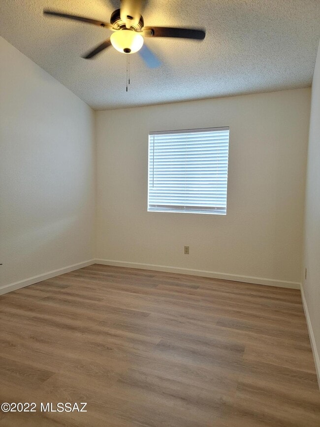 Building Photo - 9689 N Donegal Pl