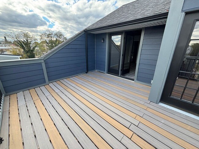 Building Photo - 235 E Market St