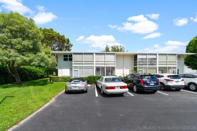 Building Photo - 340 Horizon W