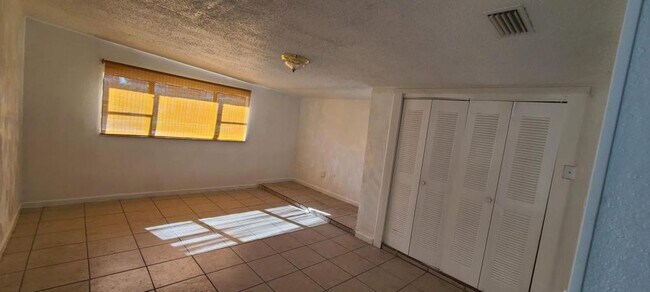 Building Photo - 2027 BENTLEY ST