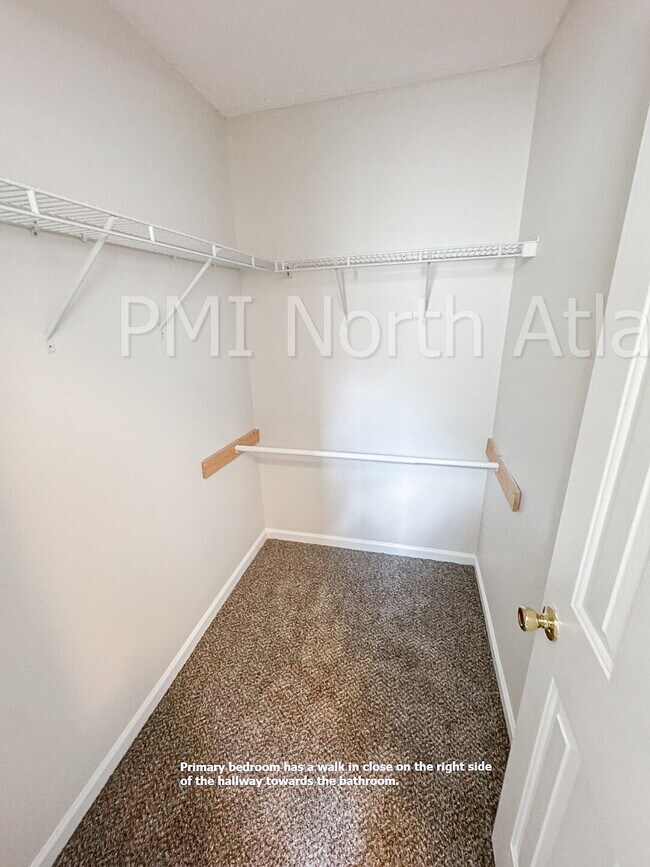 Building Photo - Fenced in Backyard! Bring your PETS!