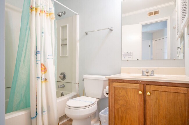 Building Photo - COZY AND QUAINT FURNISHED OFF-SEASON WINTER GETAWAY